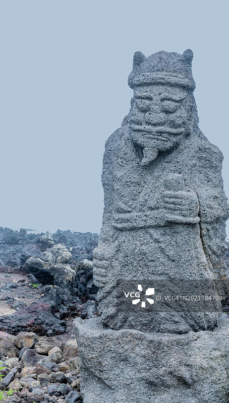 亚洲韩国济州岛海岸上的古代海神石雕像图片素材