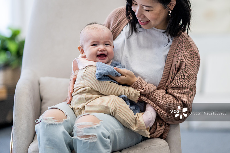 宝宝打嗝图片素材