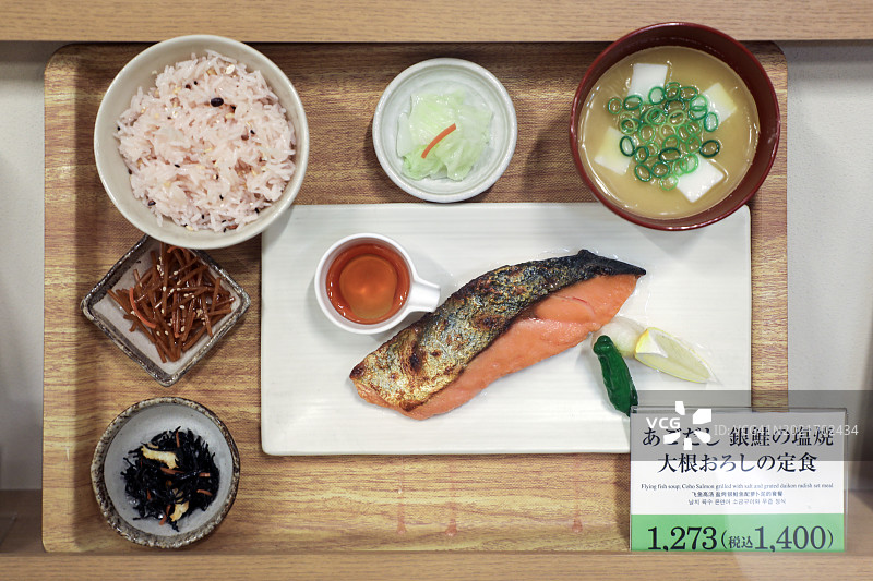 传统日式烤三文鱼定食食物模型图片素材