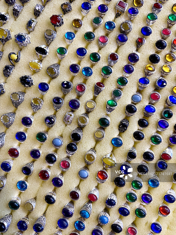 镶有宝石的精美戒指图片素材