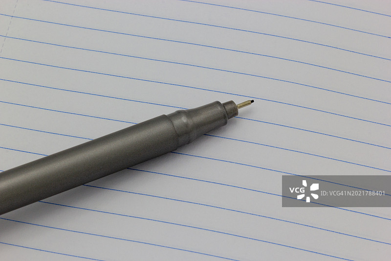 作家的瓶颈：空白笔记本和灰色笔图片素材