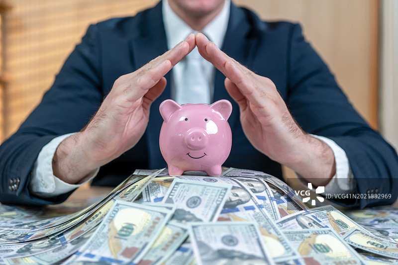 办公桌上的储蓄罐和商业文件图片素材