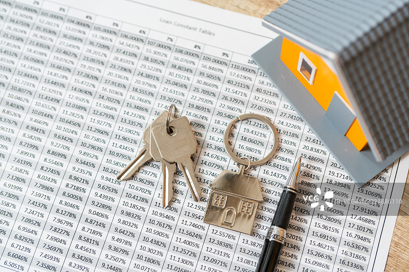 钱币、储蓄罐与纸质房屋图片素材