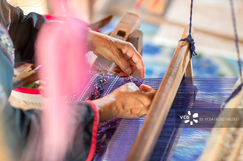 乡村艺术展示：精湛的编织技艺造就精美图案图片素材