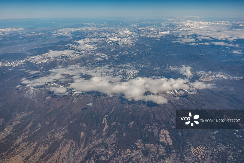 从飞机上俯瞰日本长野县和群马县的浅间山图片素材