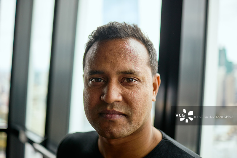 窗边的印度商人头部特写图片素材