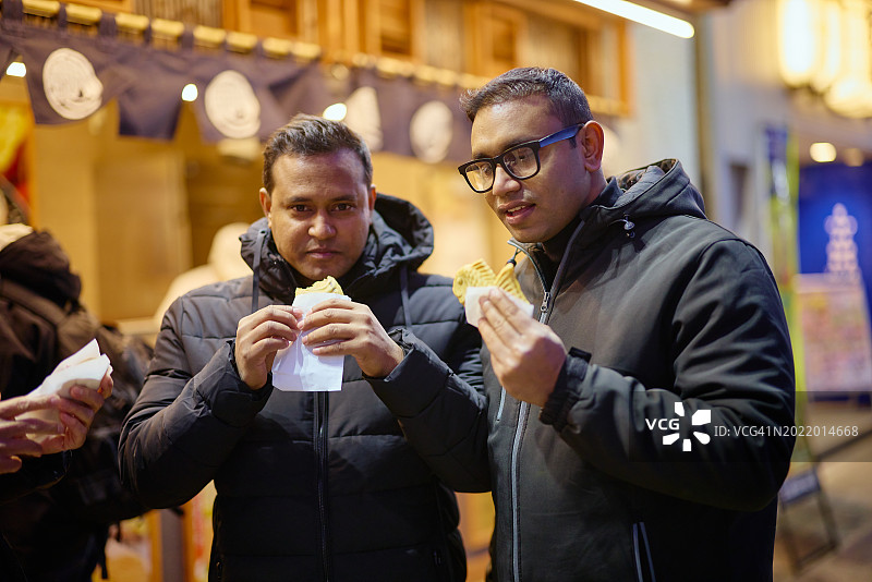 外国游客在东京夜间体验观光图片素材