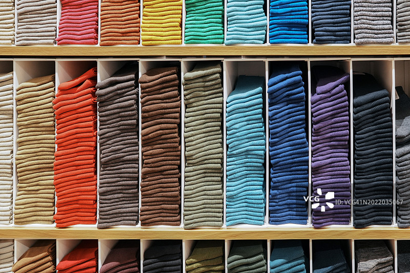 商店里色彩鲜艳的袜子整齐陈列图片素材