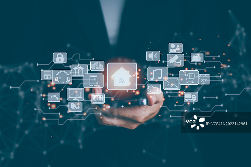 带有APP图标的智能家居设备插图，女人用智能手机控制智能家居APP图片素材