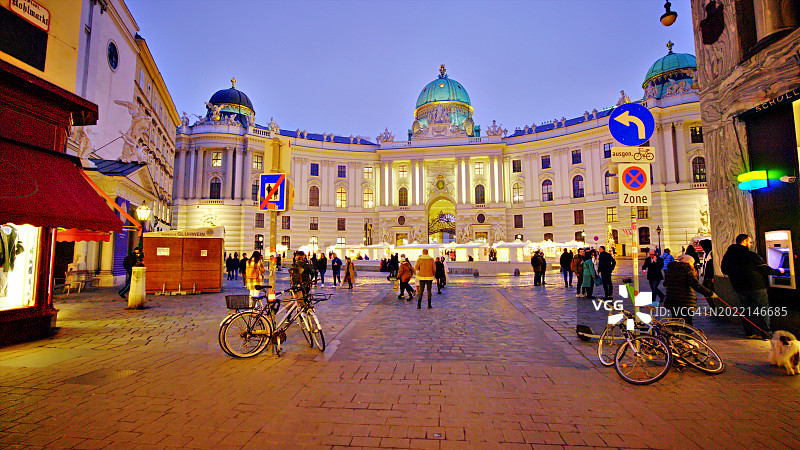 阳光明媚的维也纳购物街，奥地利图片素材