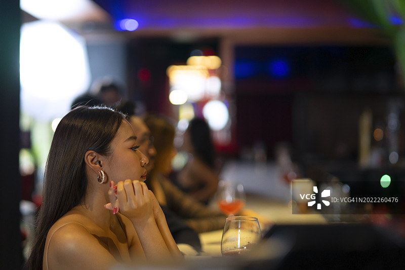 人们在夜总会度过夜晚图片素材