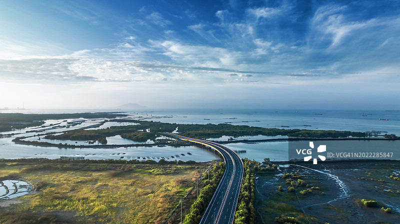 通往海边小岛的铺砌道路图片素材