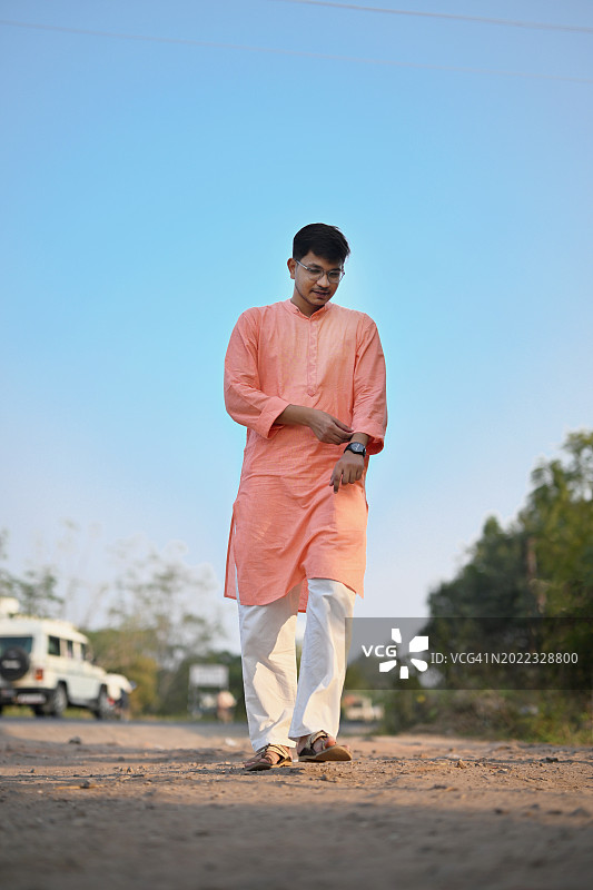 走在路边的年轻男子全身像图片素材