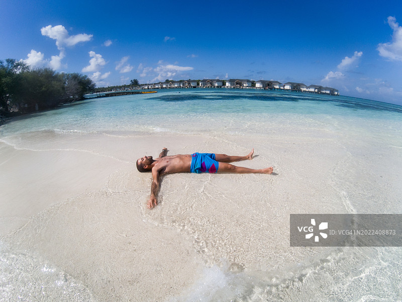 男人在马尔代夫享受阳光明媚的夏季海滨假期图片素材