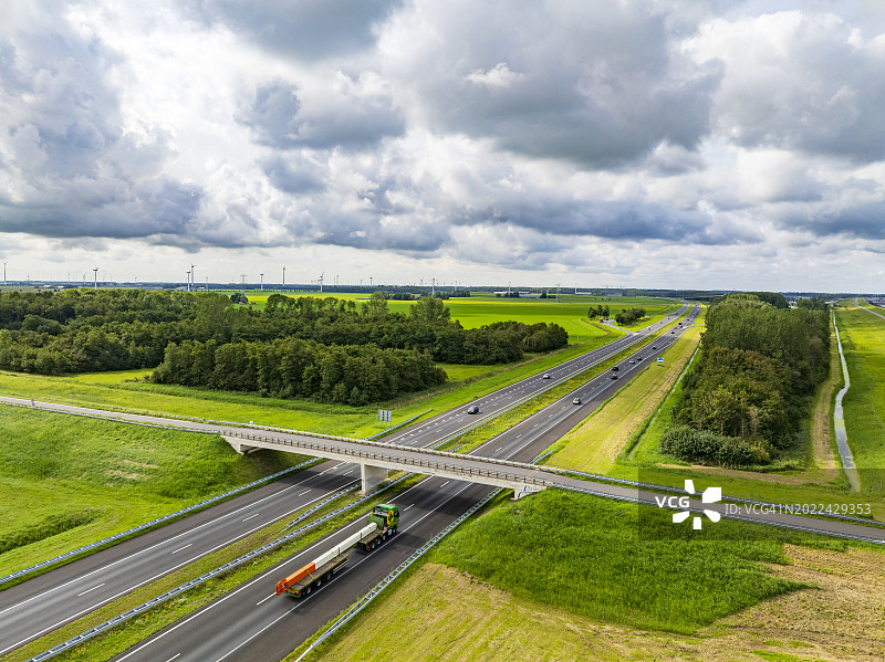 堤坝和湖泊旁的乡村公路图片素材