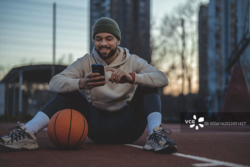 浏览他的社交媒体图片素材