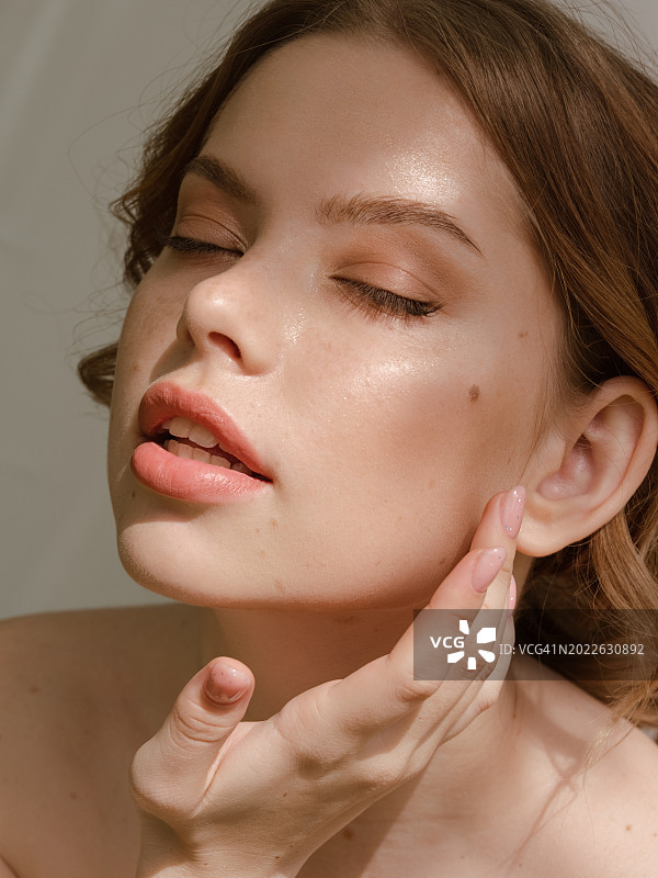 拥有清晰肌肤和自然美的女士肖像图片素材