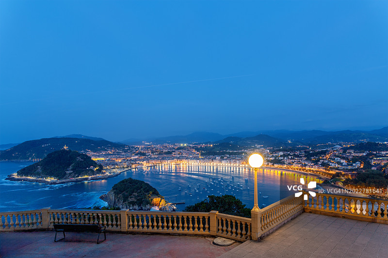 日落时分的圣塞瓦斯蒂安海湾，巴斯克地区图片素材