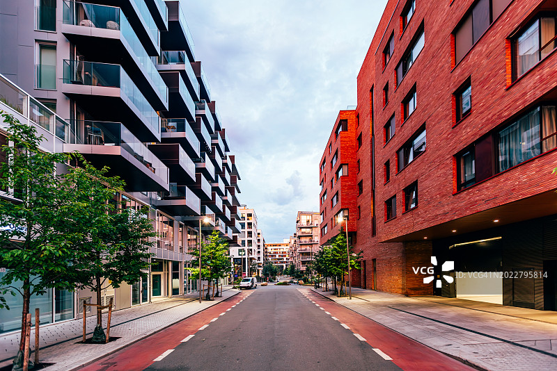 黄昏时分，挪威奥斯陆比约维卡区的街道图片素材