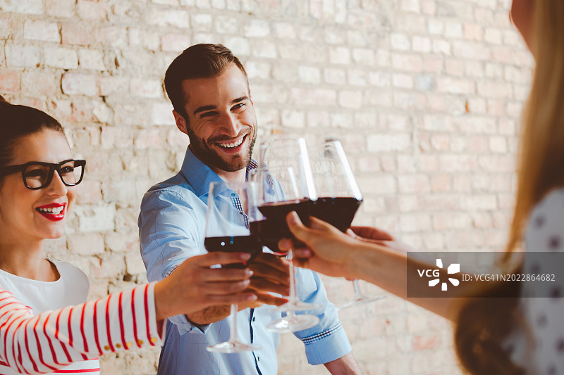 朋友们举杯共饮红酒图片素材