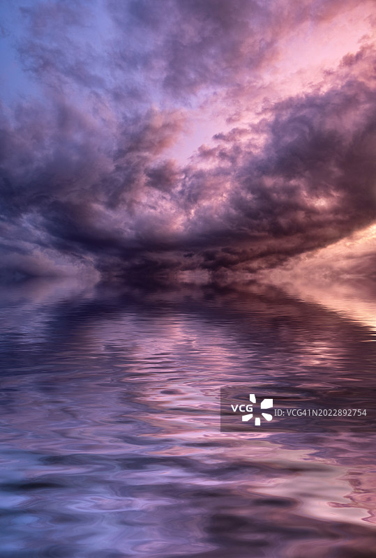 日落时分，在移动的水面上泛起涟漪的景观图片素材