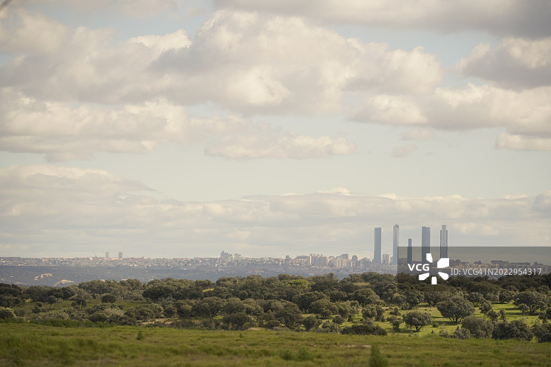 从田野眺望远处的马德里市图片素材