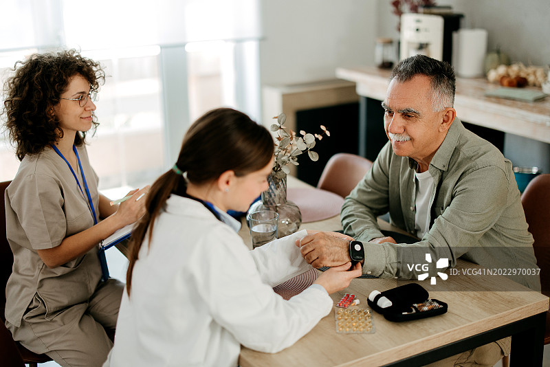 辅助生活智能手表图片素材