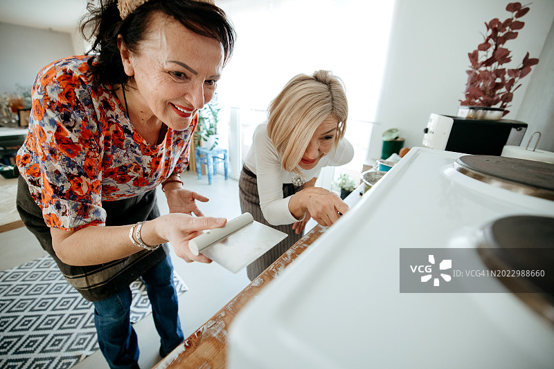 朋友们一起烤面包图片素材