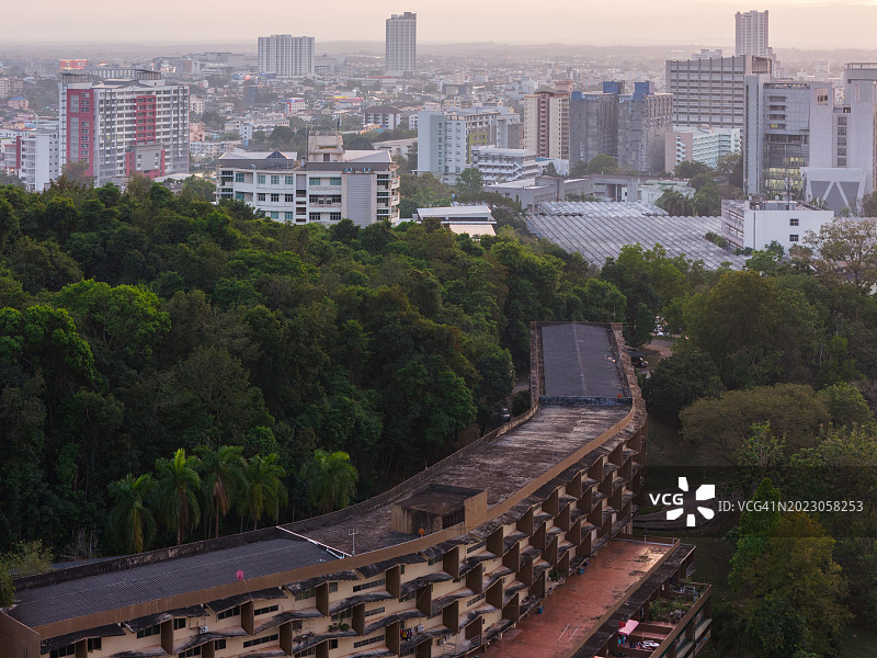 城市公寓楼航拍日落绿化图片素材