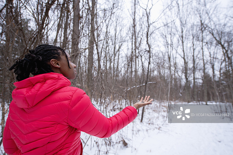 冬日漫步的朋友们图片素材