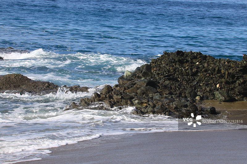 涨潮时的海滩图片素材