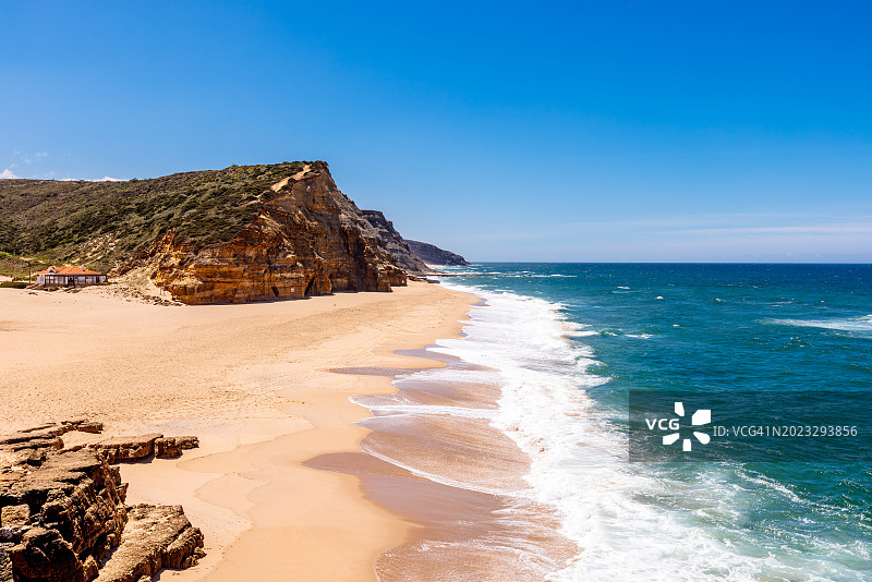 阳光明媚的圣朱利安海滩，辛特拉，葡萄牙图片素材