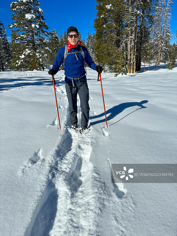 新雪地健行图片素材