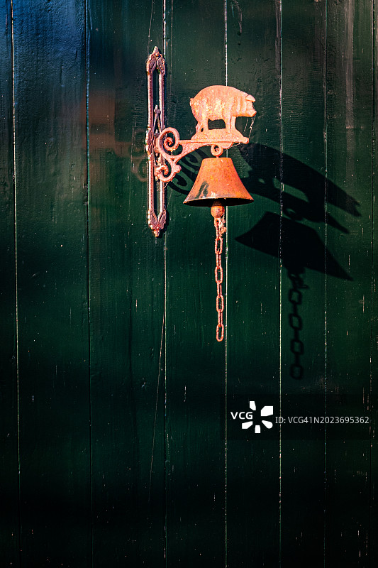 赞斯堡绿色门上的奇幻影子图片素材