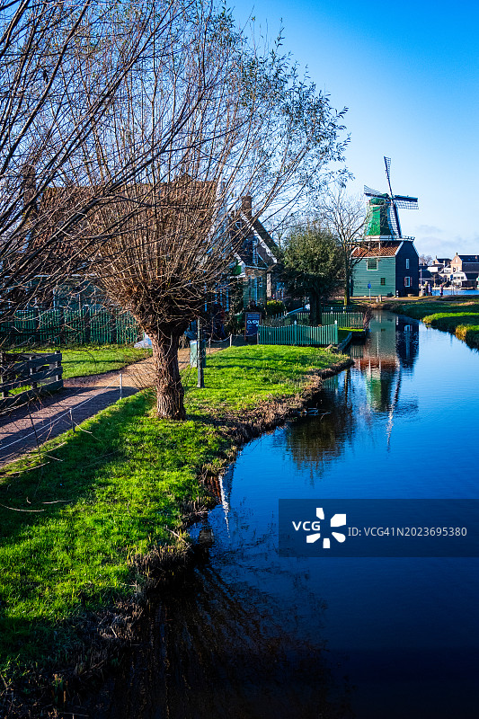 荷兰赞斯塔德赞瑟斯汉斯地区的历史风车图片素材