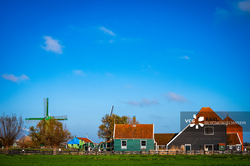 荷兰赞斯塔德赞瑟斯汉斯地区的历史风车图片素材