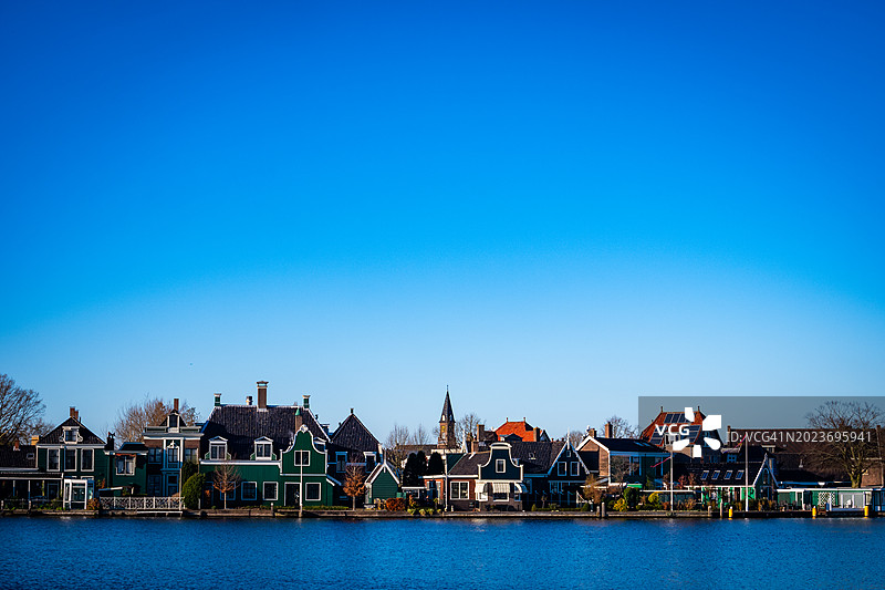 历史地平线：赞河上的标志性风车和建筑图片素材