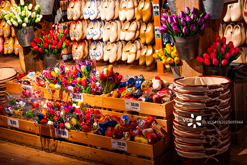 桑斯安斯木鞋工坊礼品店的彩色纪念品图片素材