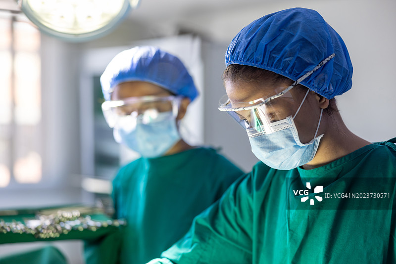 医生在手术室进行手术图片素材