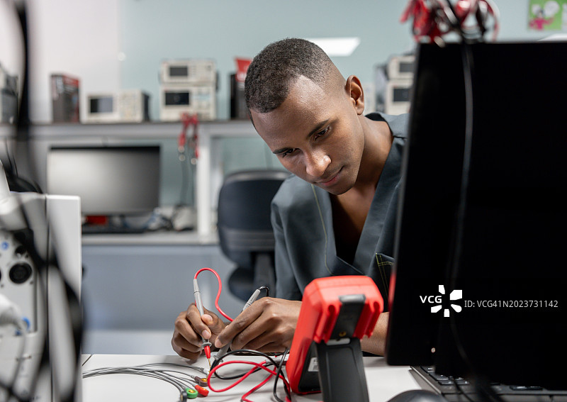电工使用万用表维修电器图片素材