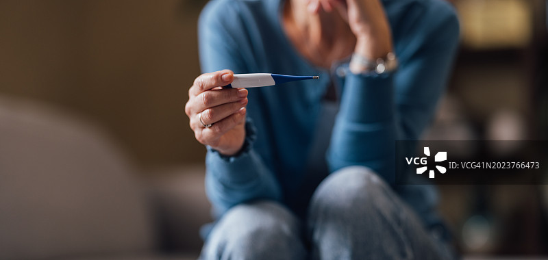女人因验孕结果呈阴性而感到焦虑图片素材