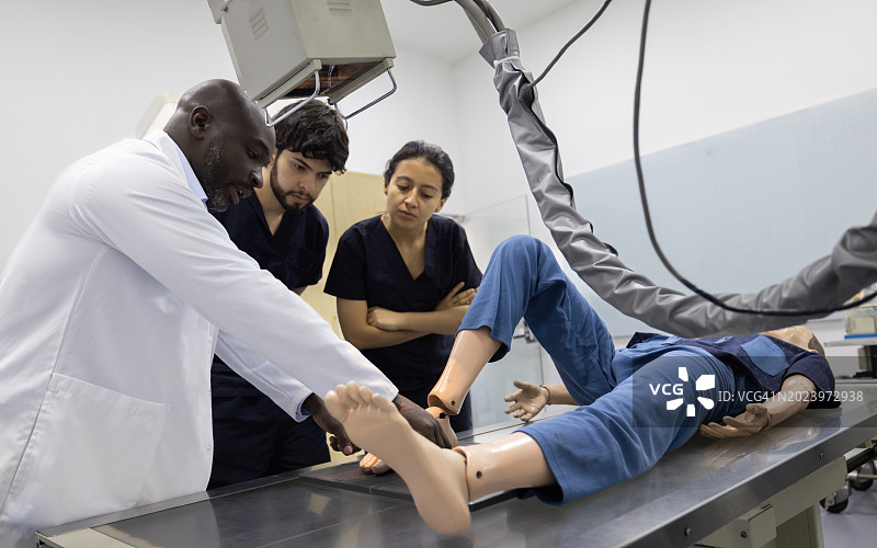 放射技师教医学生如何拍摄X光片图片素材