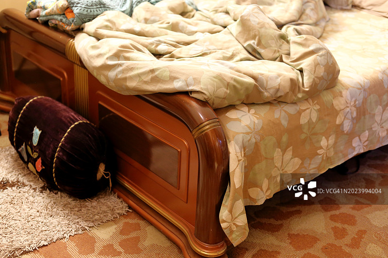 卧室里未整理的凌乱床铺图片素材