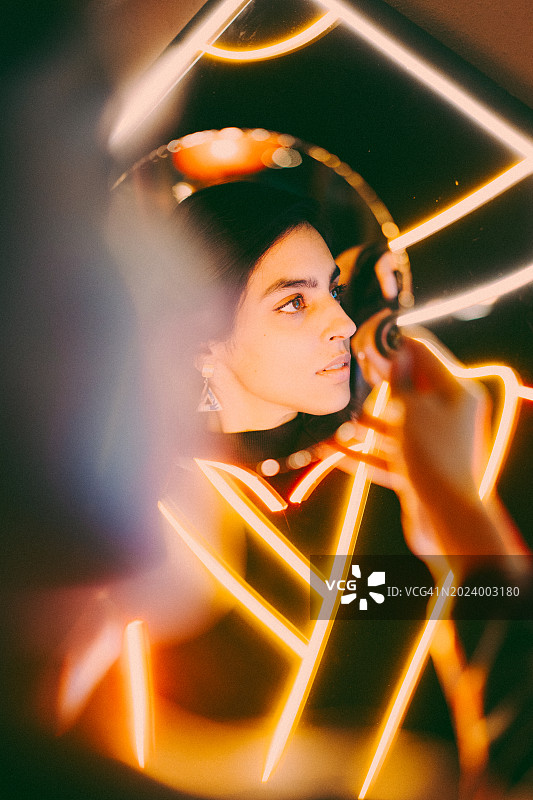 霓虹灯下的镜中女子魔法肖像图片素材