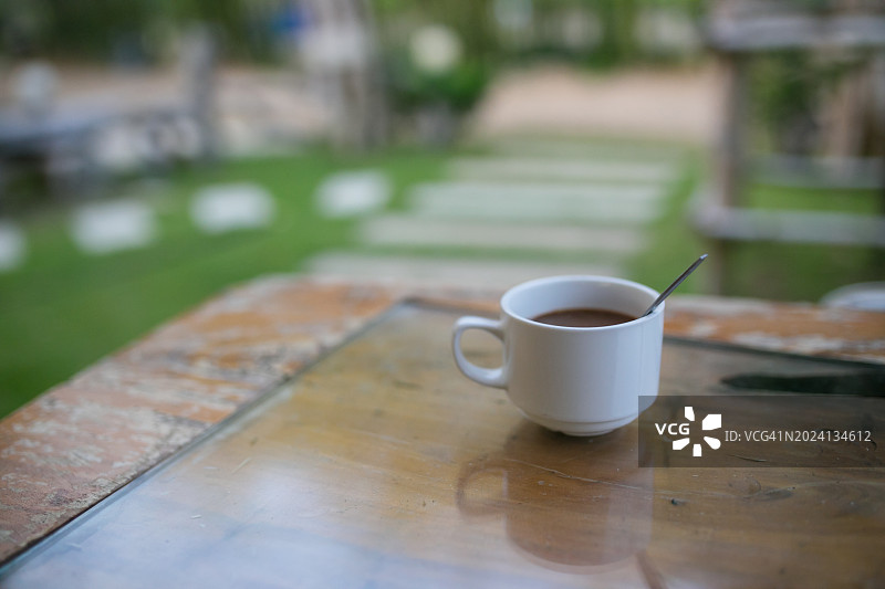 木桌上的咖啡杯图片素材