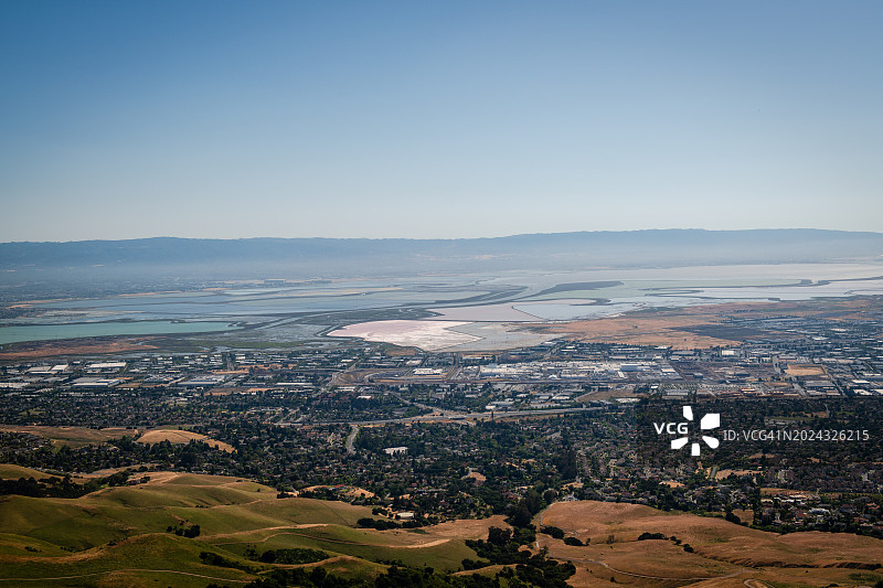 从使命峰俯瞰东湾天际线图片素材