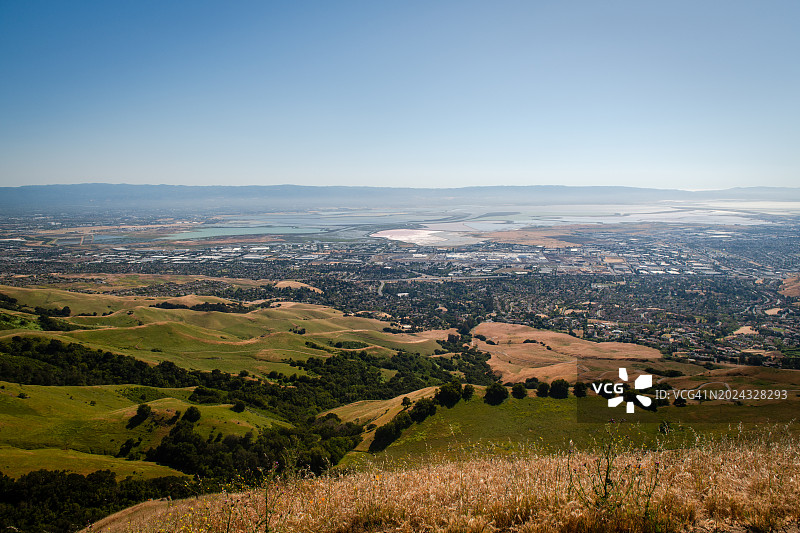 从使命峰俯瞰东湾天际线图片素材