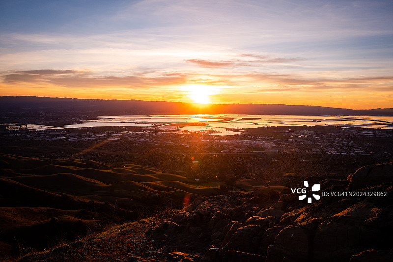 日落时从使命峰看到的东湾天际线图片素材