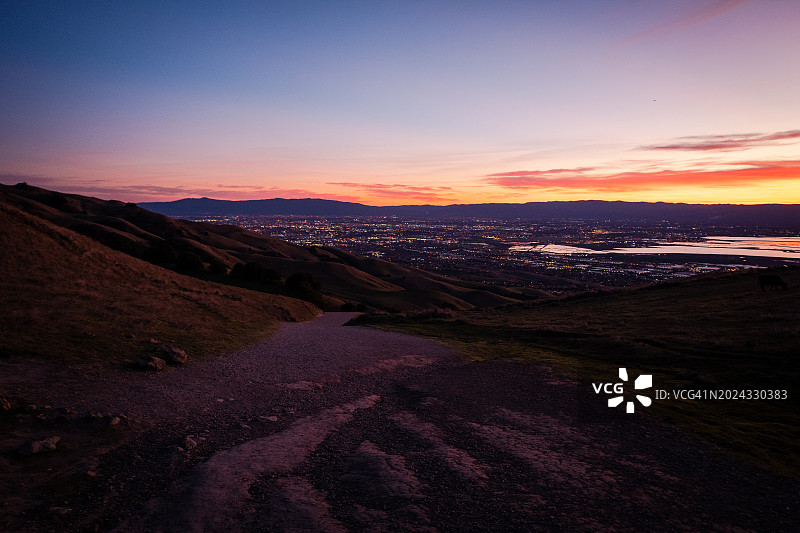 从任务峰看迪亚布洛山脉的黄昏景色图片素材