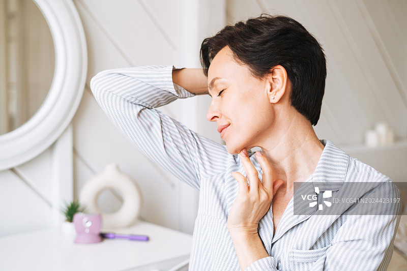 年轻女人卧室晨间面部按摩肖像图片素材